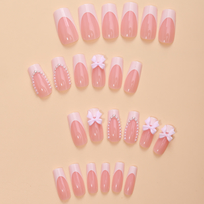 Artificial nails with delicate flower and pearl embellishments Bowlift