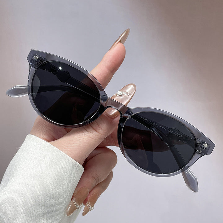 Women Retro-inspired Sunglasses with protected UV filter and sturdy frame Bowlift