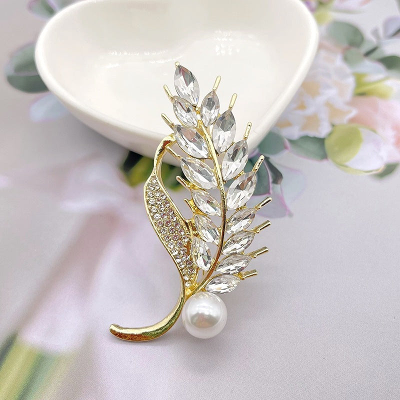 Elegant brooch with glitter stone and pearl Bowlift