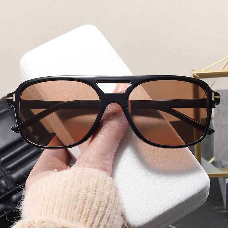 Women’s fashionable glasses with a fine frame and strict contours Bowlift