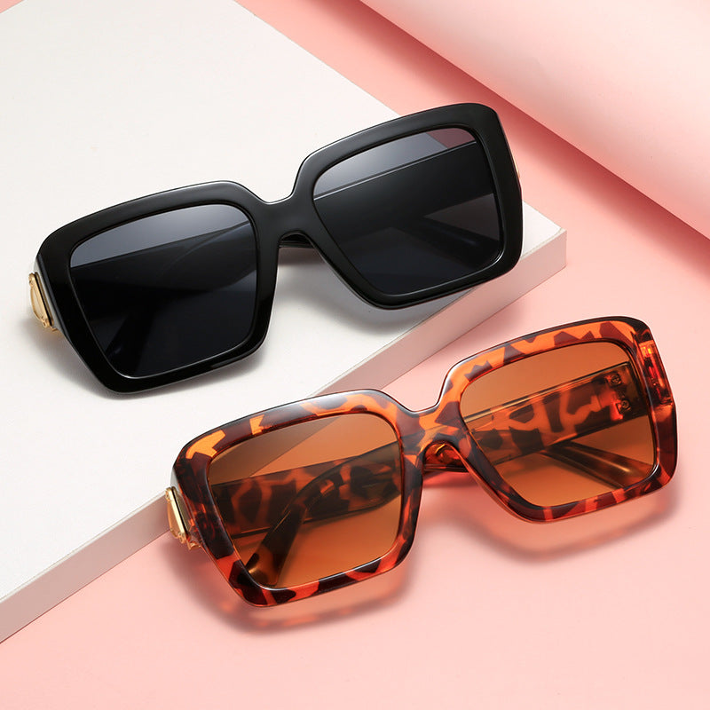 Women's oversized fashionable sunglasses with luxurious metal accents Bowlift