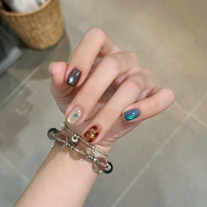 Artificial nails with shimmering effect Bowlift