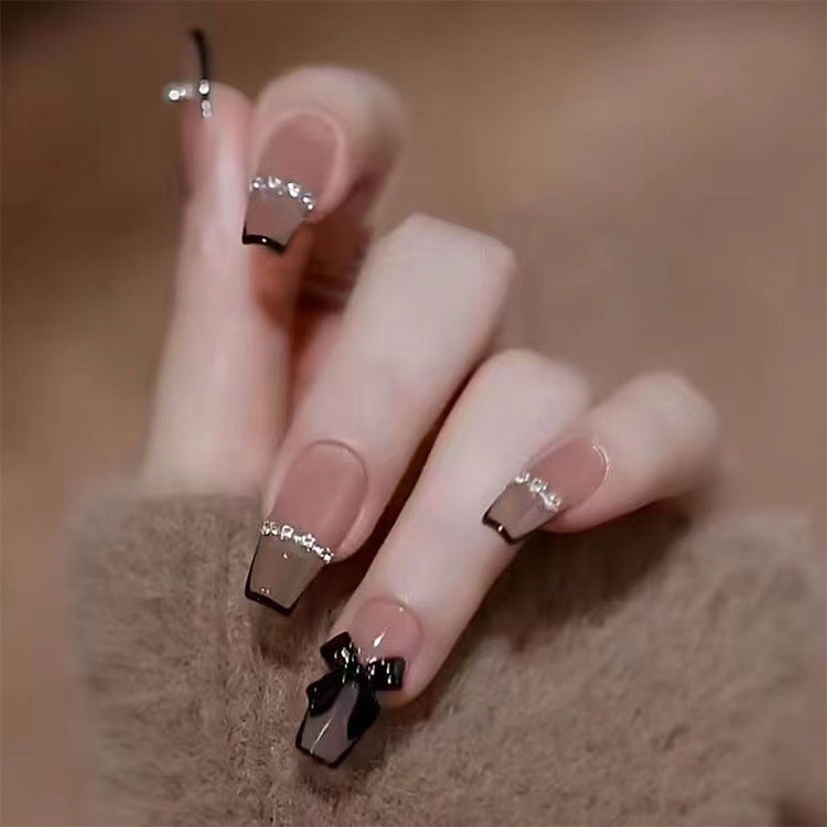 Glamorous designer nails Bowlift