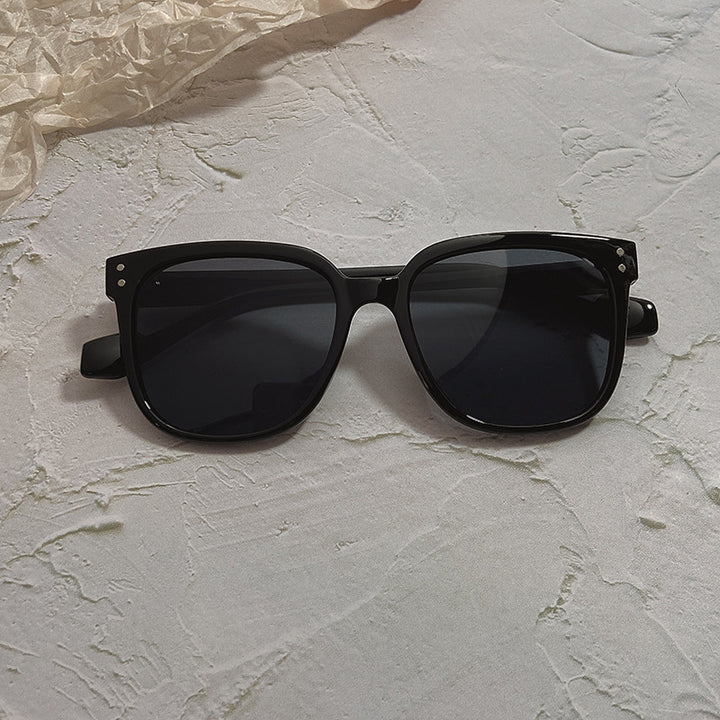 Fashionable Oversized Sunglasses in Contemporary Design Bowlift