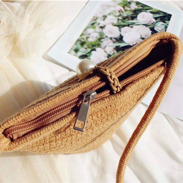 Elegant shoulder bag with pearl closure Bowlift