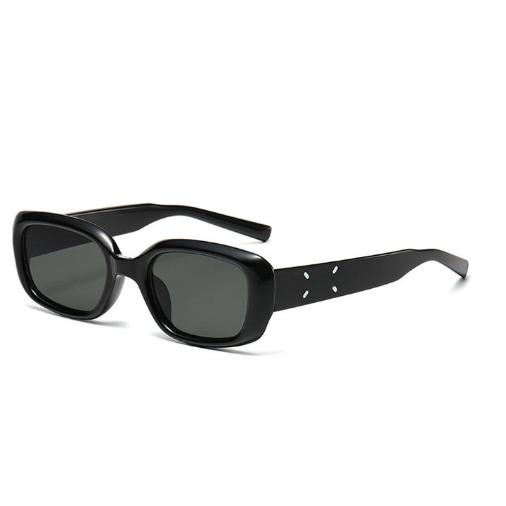 Ladies Retro-Inspired Sunglasses with Curved Frame Bowlift