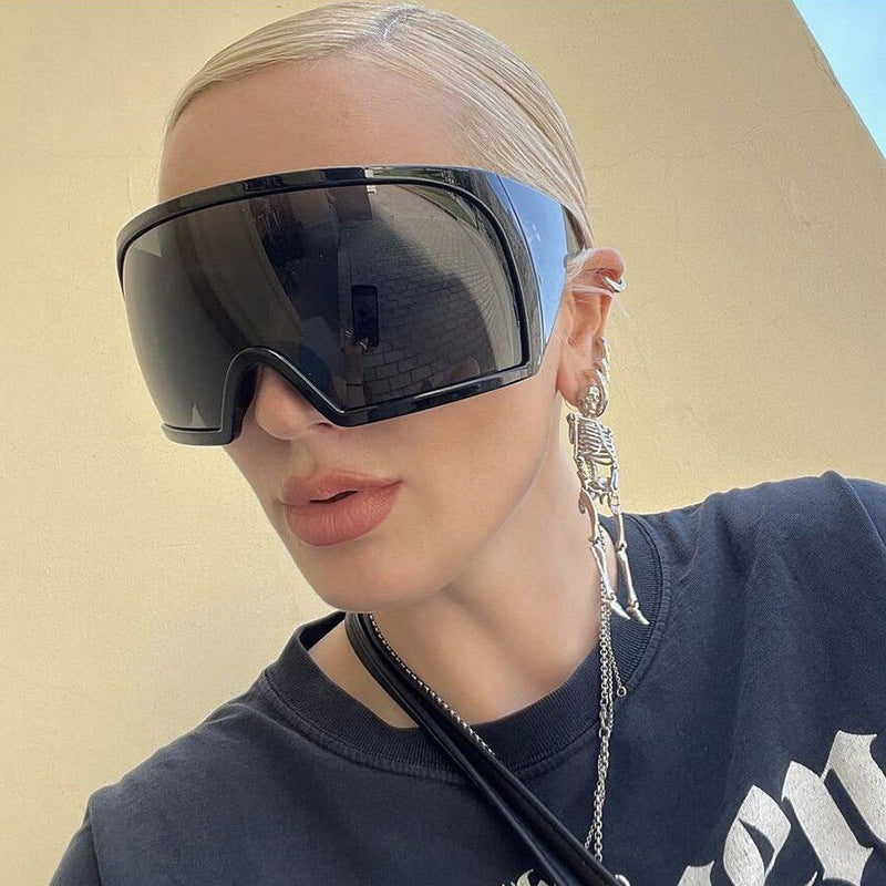 Ladies sporty sunglasses with aerodynamic design Bowlift
