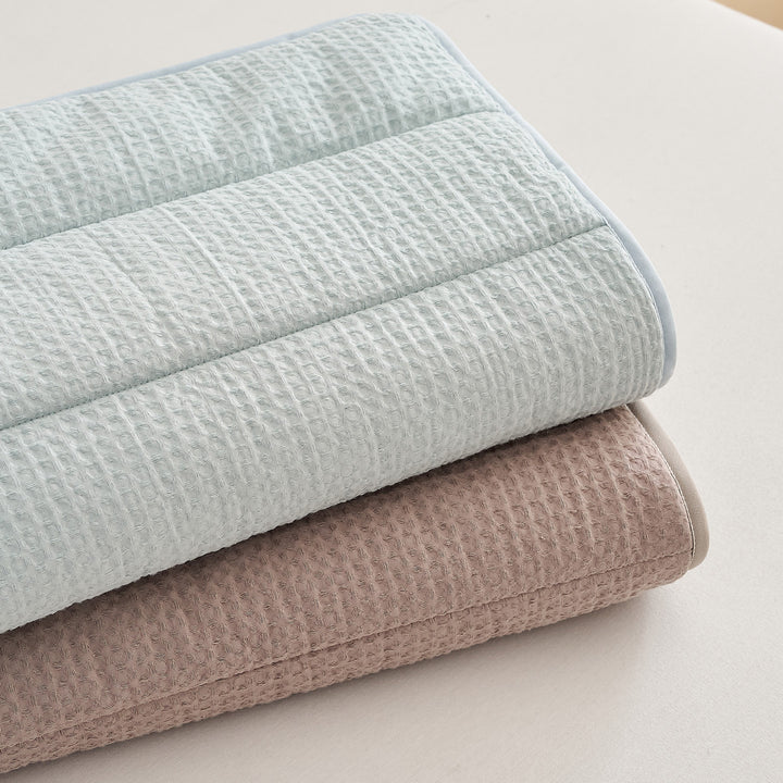 Breathable neck support with texture Bowlift