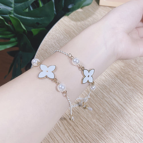 Elegant and Filigree Jewelry Band Bowlift