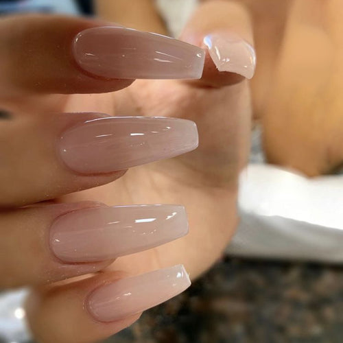 High-gloss artificial nails with elegant shape Bowlift