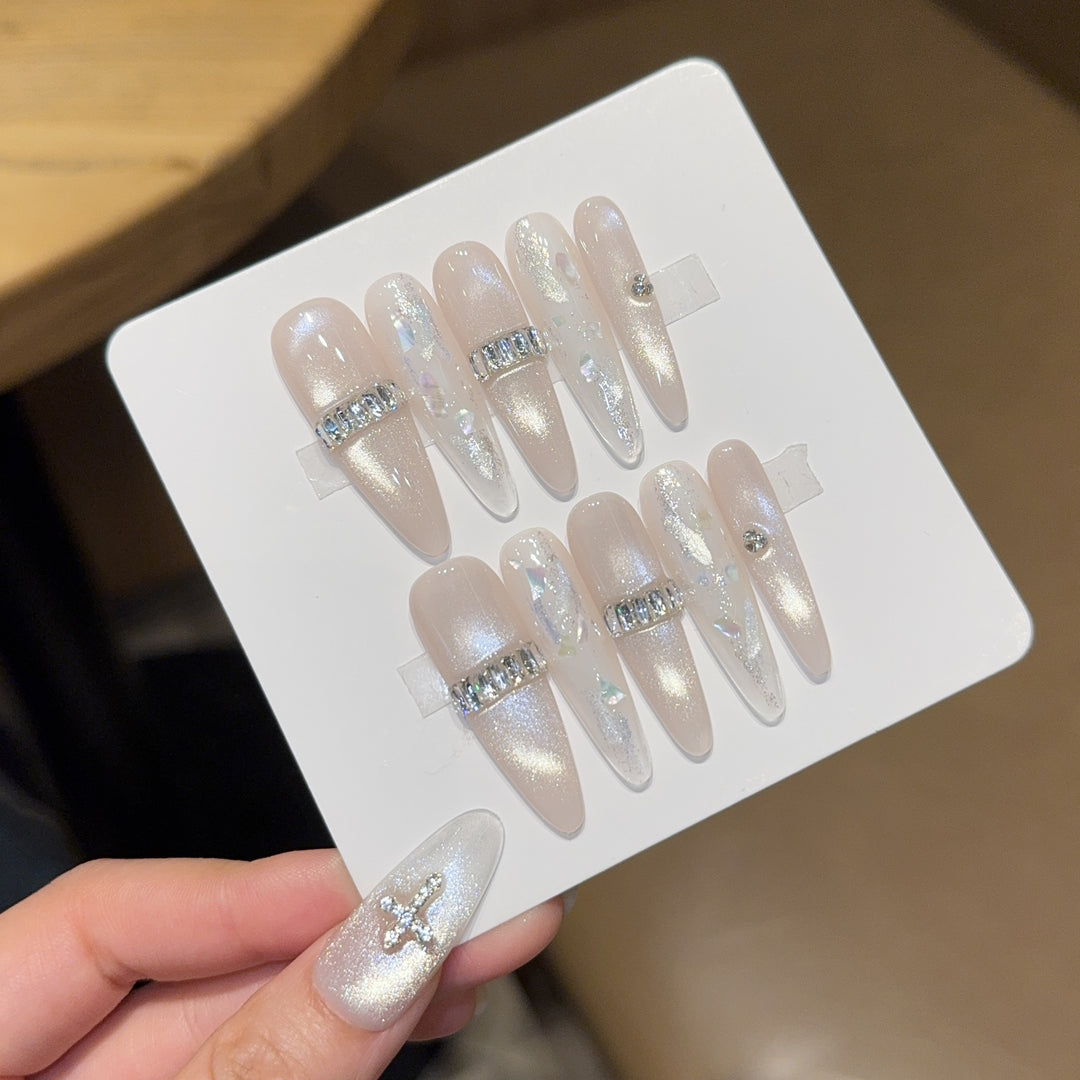 Artificial nails with elegant effect accents Bowlift