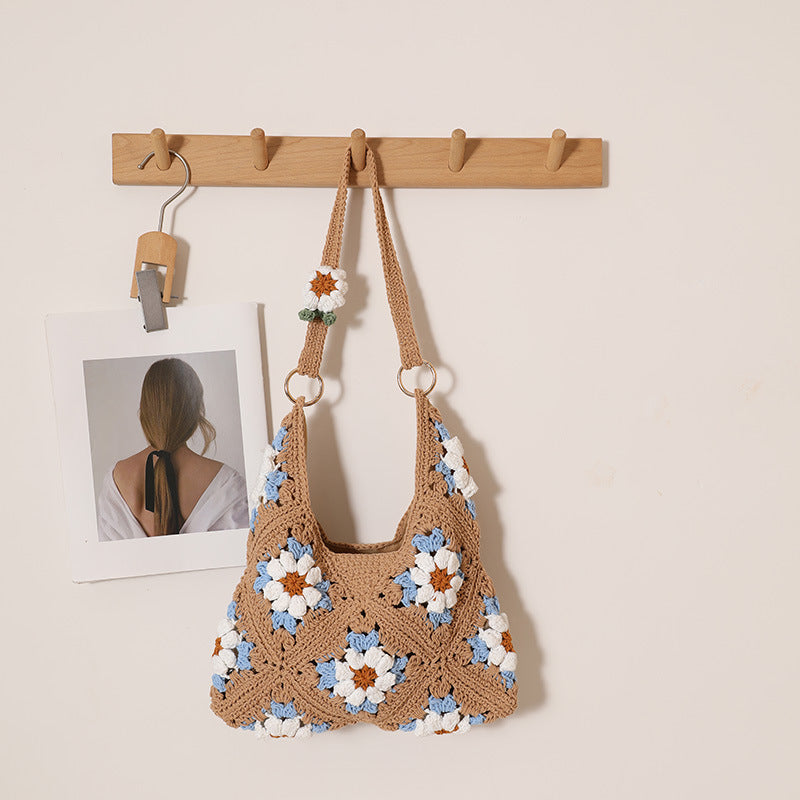 Handcrafted crochet handbag in floral design Bowlift
