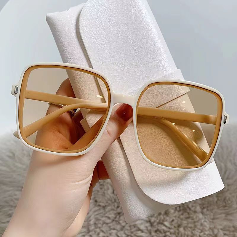 Women's square oversized sunglasses with integrated UV protection Bowlift