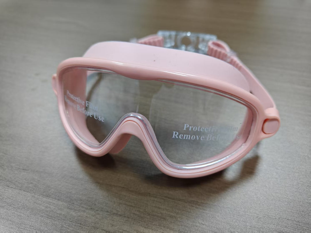 Swimming mask with adjustable comfort and clear field of vision Bowlift