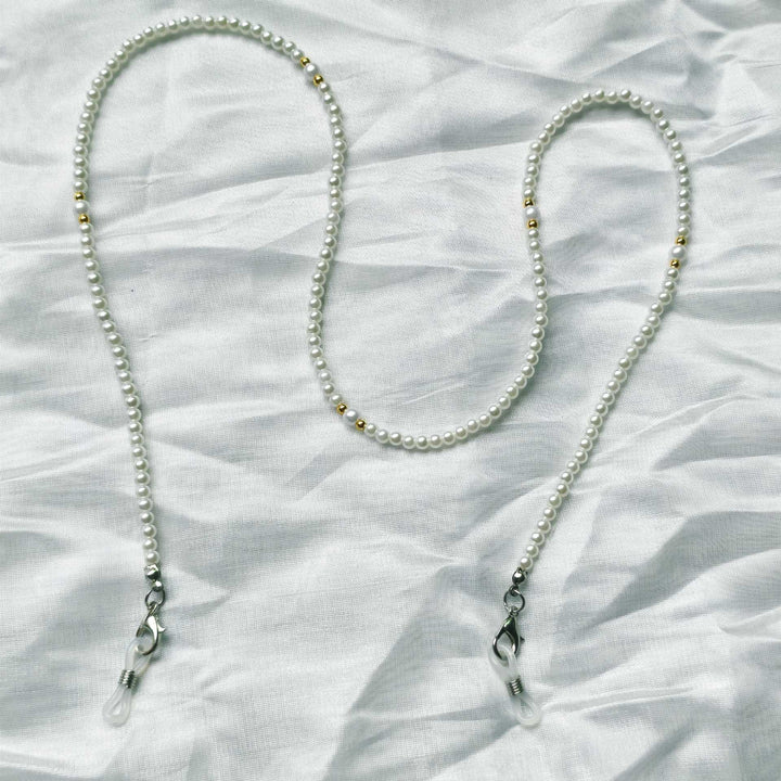 Fashionable pearl necklace with golden accent Bowlift