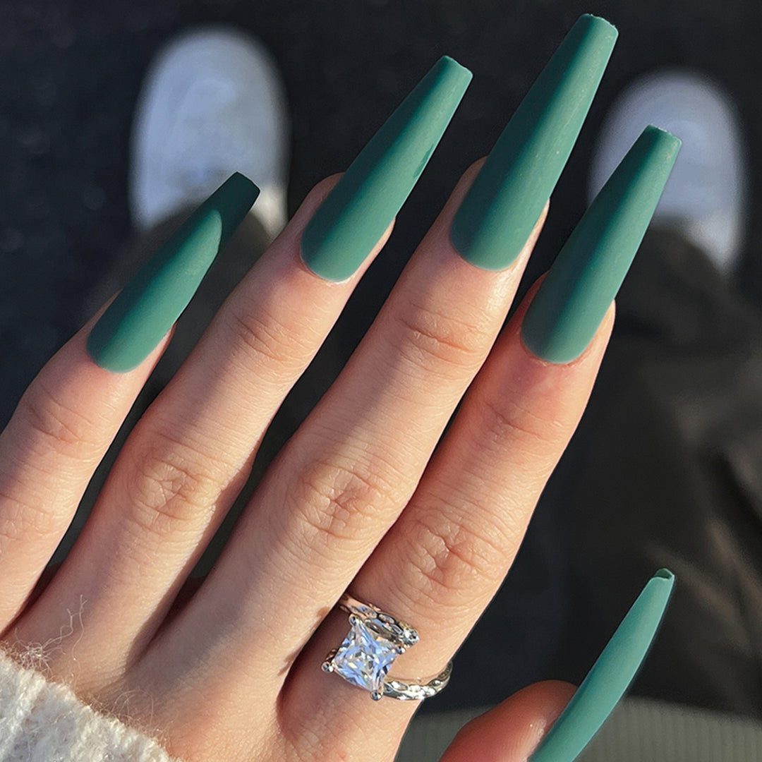 Artistic nails in elegant stiletto design Bowlift