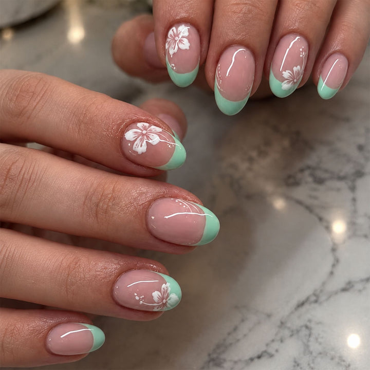 Artificial nail set with stylish floral accents Bowlift