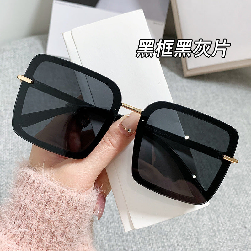 Women's trendy sunglasses in modern square design Bowlift