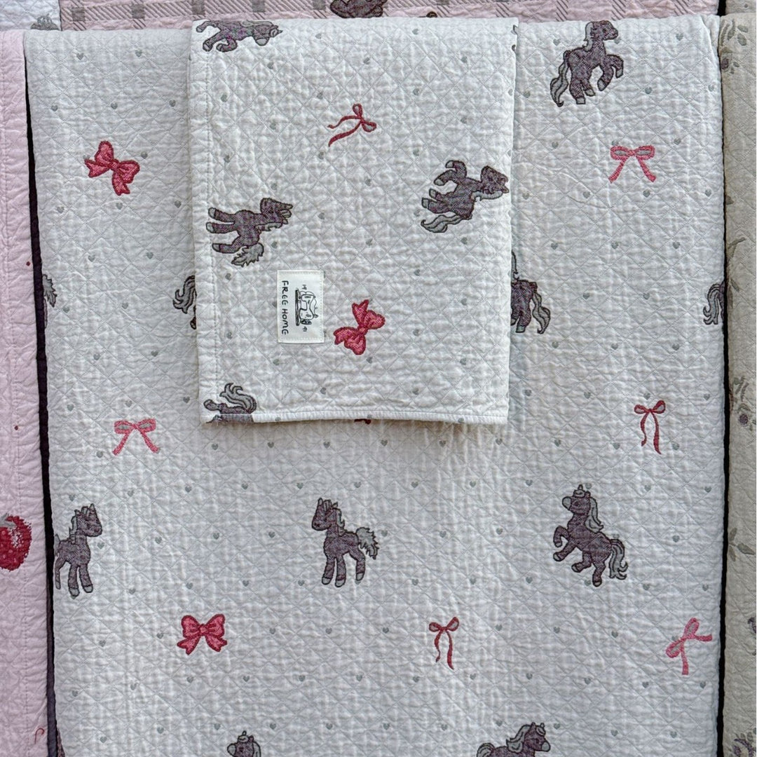 Ladies cuddly blanket with cute horse motif Bowlift