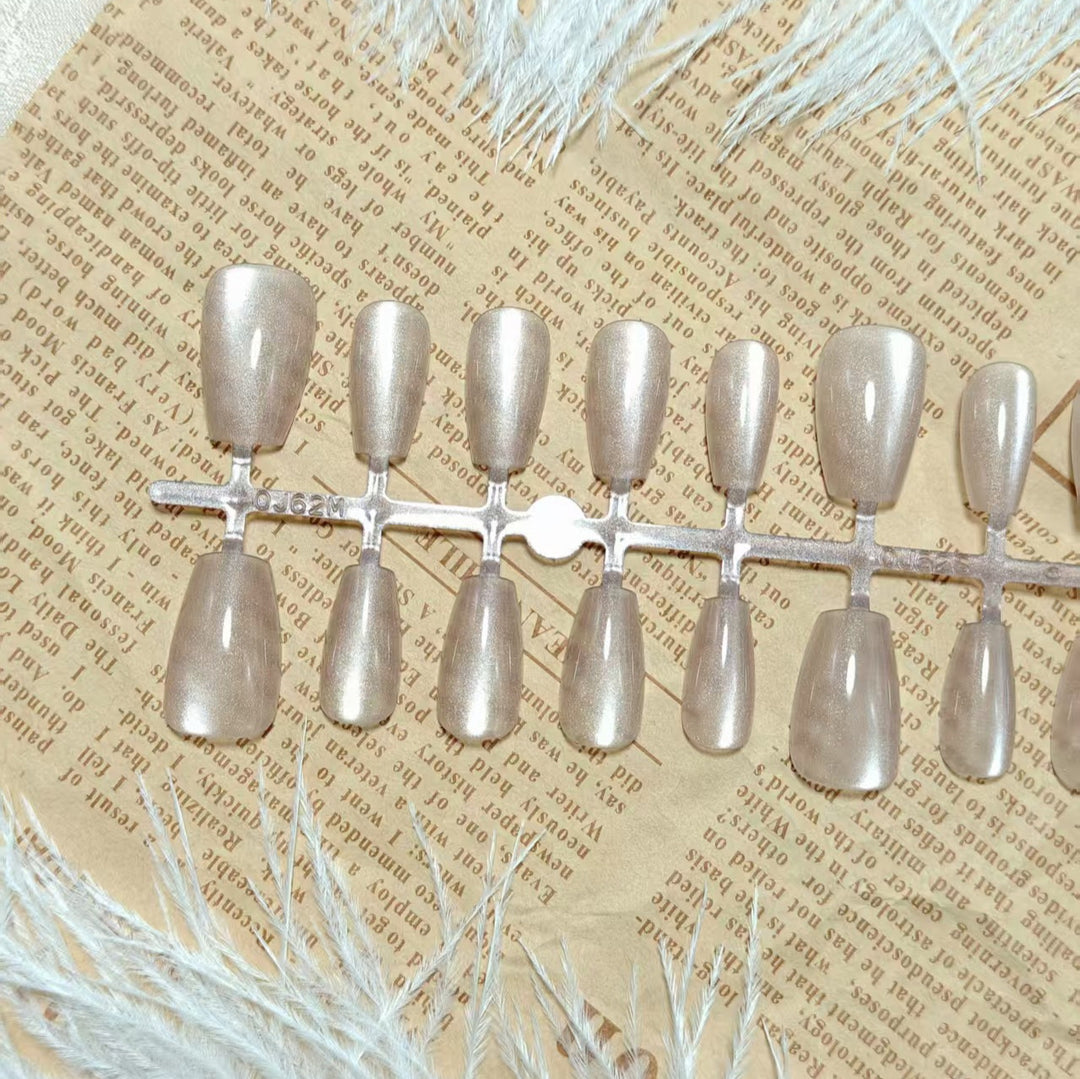 Artificial Nails in Elegant Nude Look Bowlift