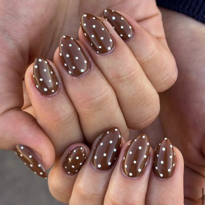 Artificial nail art with playful dots and bows Bowlift