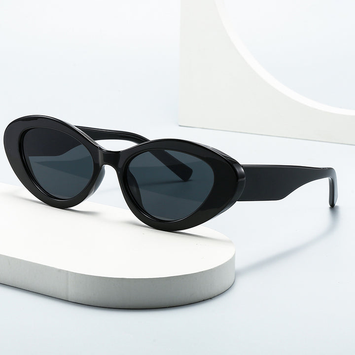 Women Elegant Sunglasses in Fashionable Design Bowlift