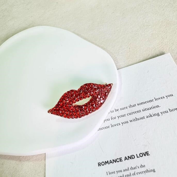 Glittering Lip Brooch Bowlift
