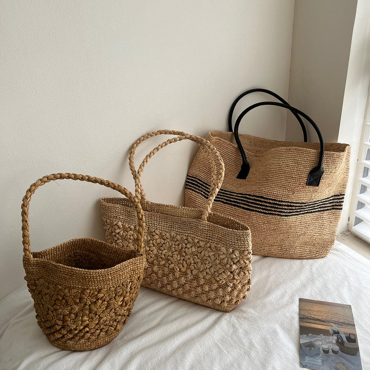 Handmade straw bag with fashionable striped pattern Bowlift