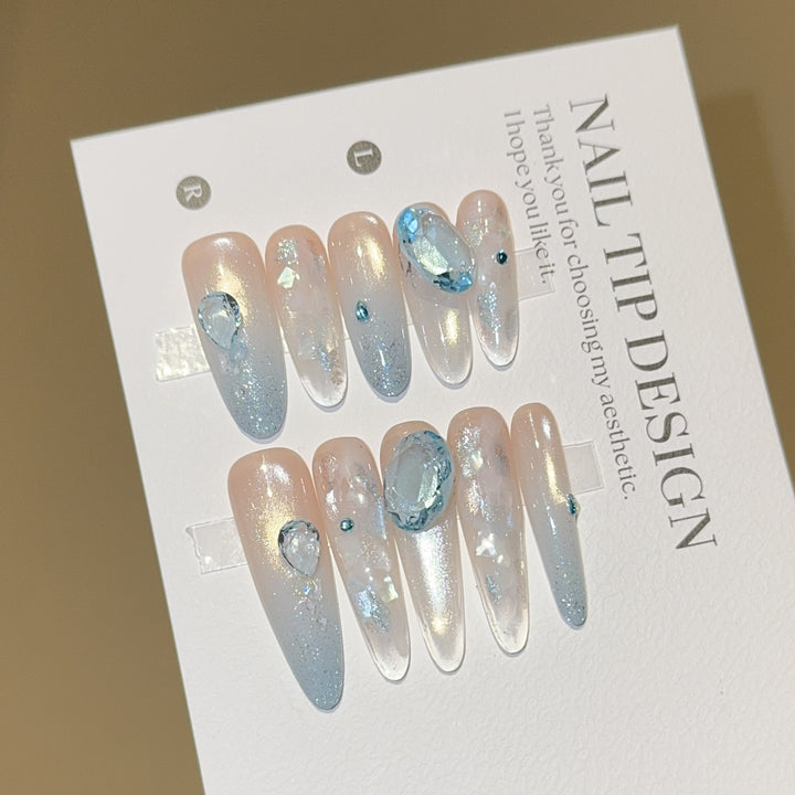 Artificial nails with rhinestones and glitter effects Bowlift