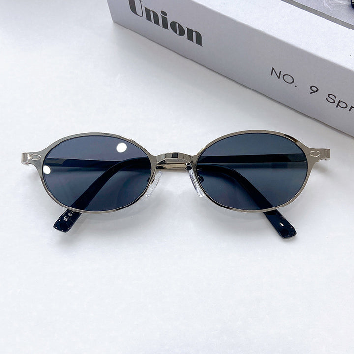 Fashionable Round Sunglasses with Elegant Golden Frame Bowlift
