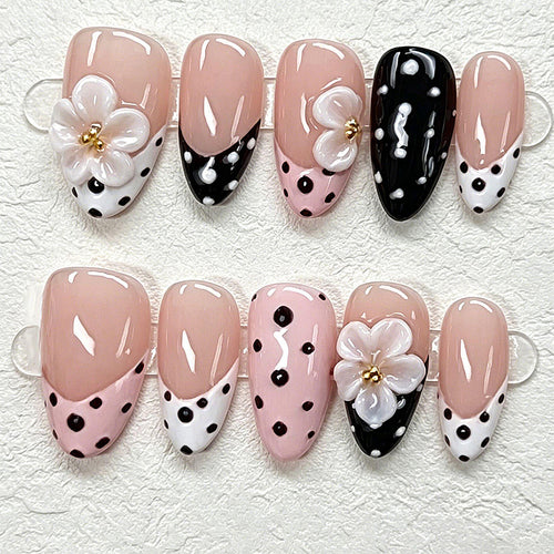 Artful nail tips in elegant design Bowlift