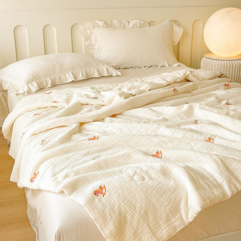 Women lightweight and breathable quilt with delicate floral patterns Bowlift