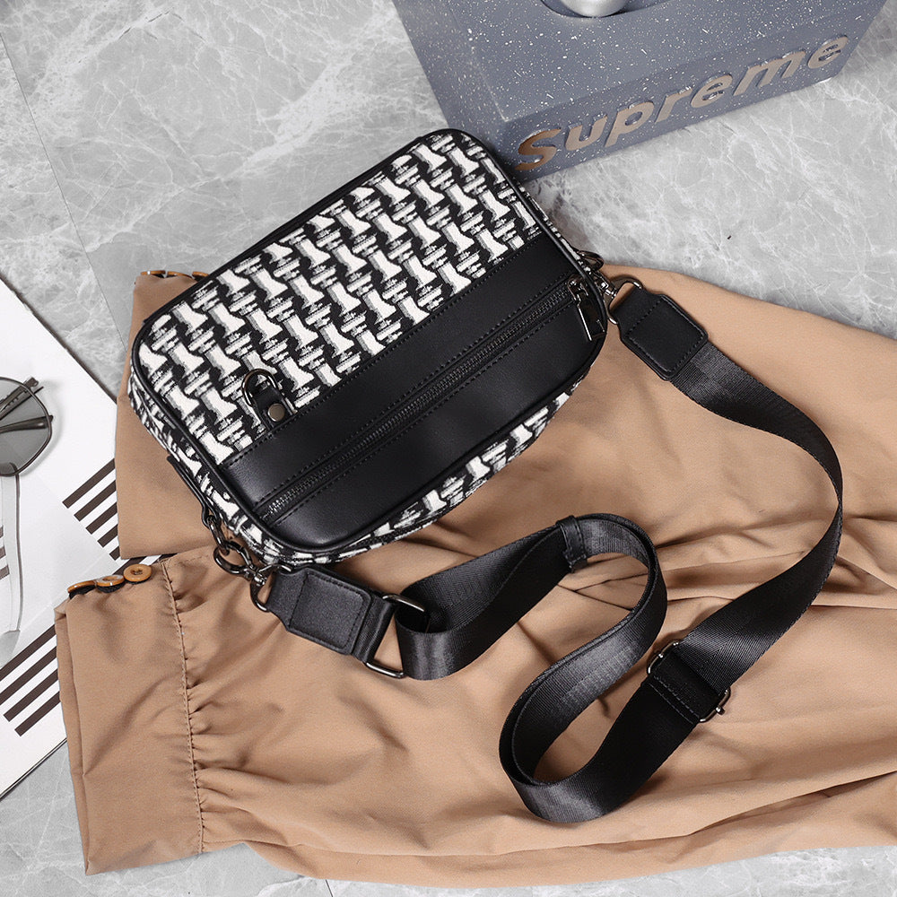 Elegant shoulder bag with structured design Bowlift