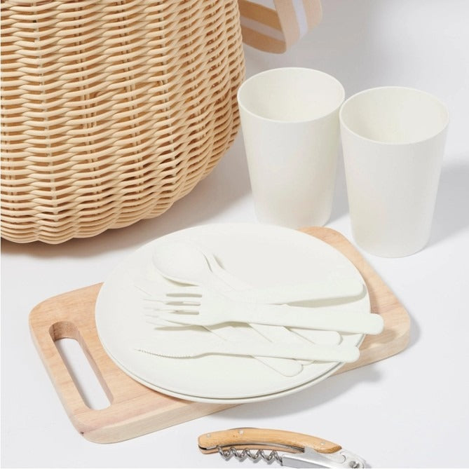 Ladies picnic basket with integrated cutlery set and practical insulation elements Bowlift