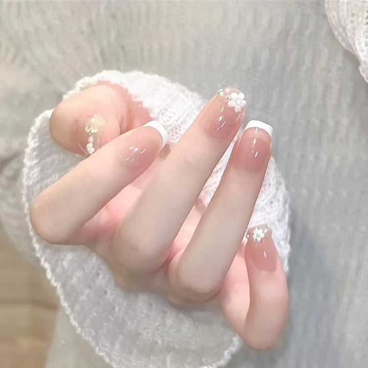 Nail set with elegant flower appliqués and exquisite glitter embellishments Bowlift
