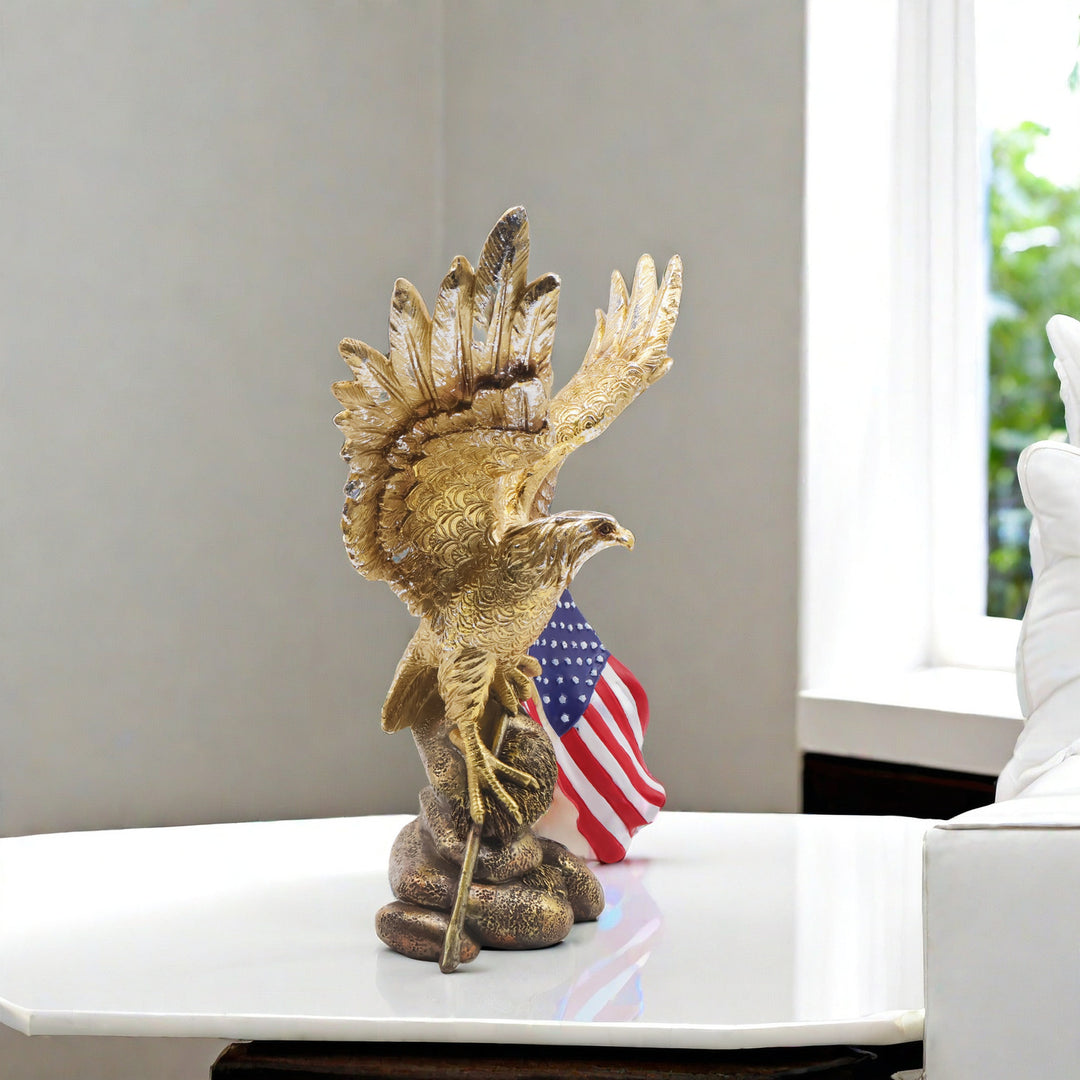 Elegant garden figure with eagle on tree trunk Bowlift