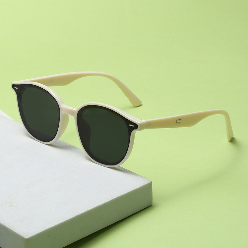 Ladies Fashion Sunglasses with trendy, round frame and UV protection Bowlift
