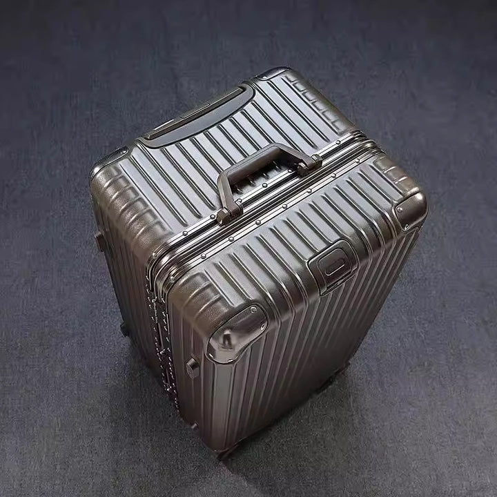 Sturdy Hardshell Spinner Suitcase