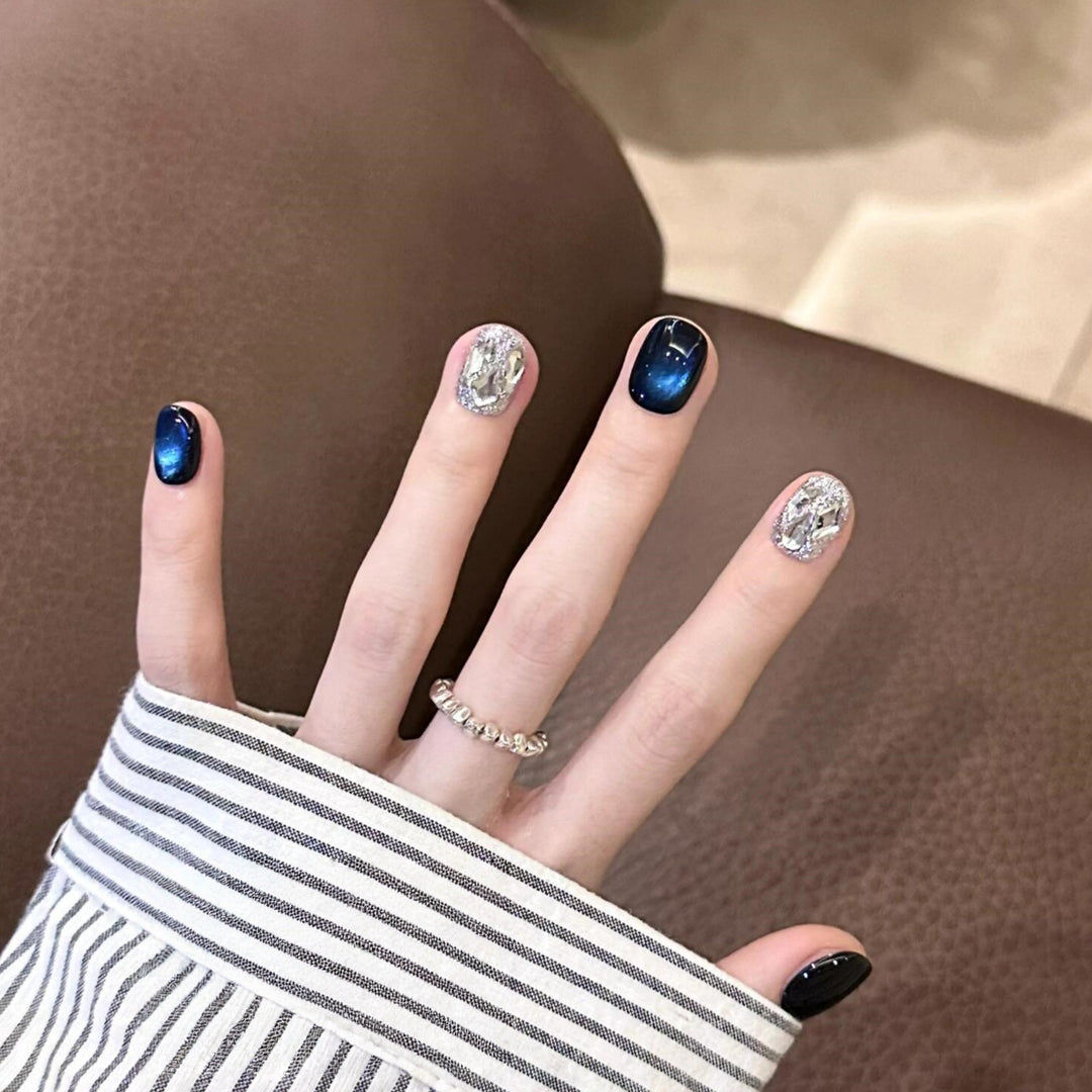 Creative artificial nails with shimmering effects Bowlift