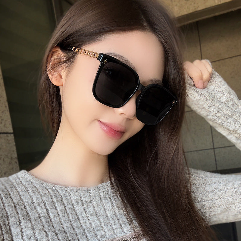 Women's Fashion Sunglasses with High-Quality Chain Detail Bowlift