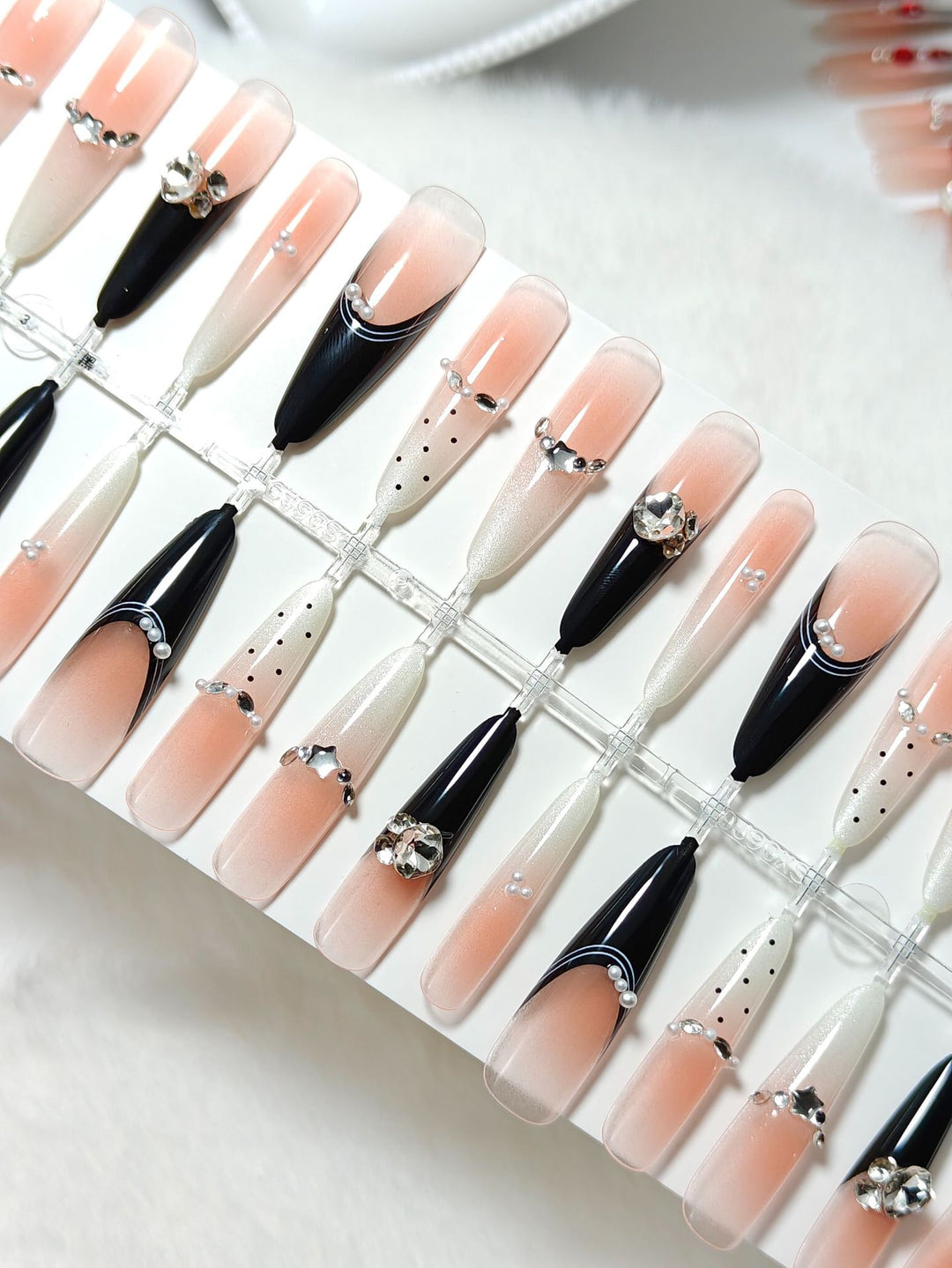 Elegant Artificial Nails with Glitter Accents and Fashionable Design Bowlift