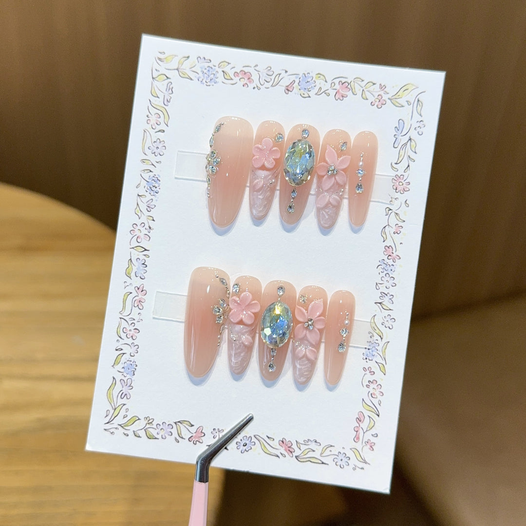 Artificial artificial nails with floral decorations and glitter details Bowlift