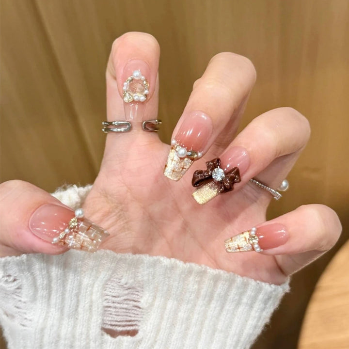 Artificial nail set with elegant appliqués Bowlift