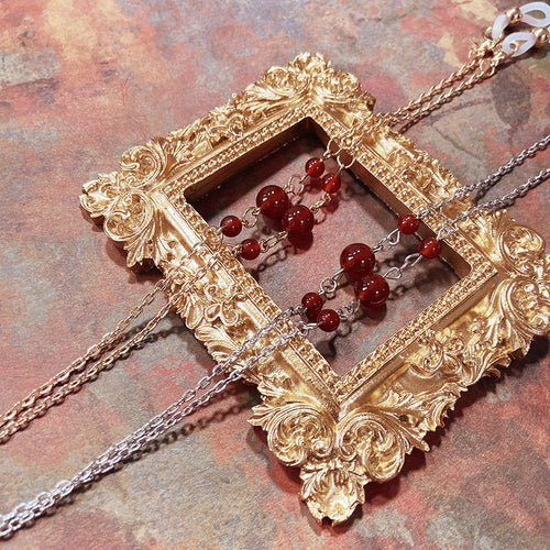 Elegant jewelry holder chain with red accents Bowlift