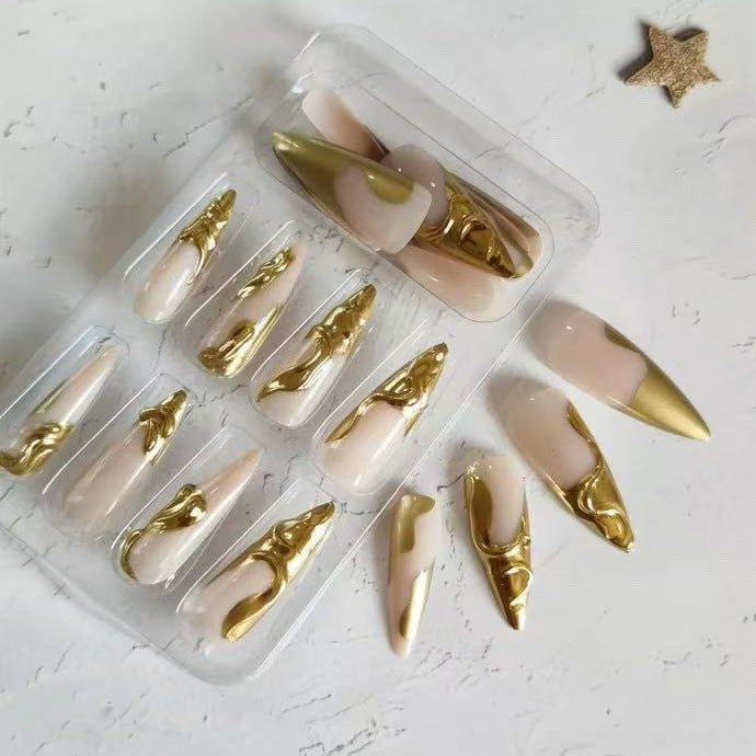 Artificial nails with golden, curved accents Bowlift