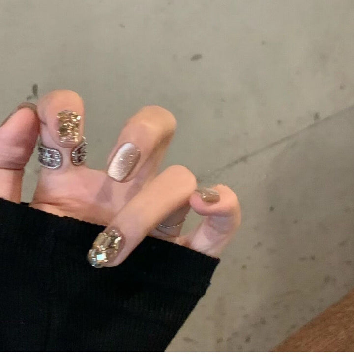 Acrylic nail set with glamorous gold details Bowlift