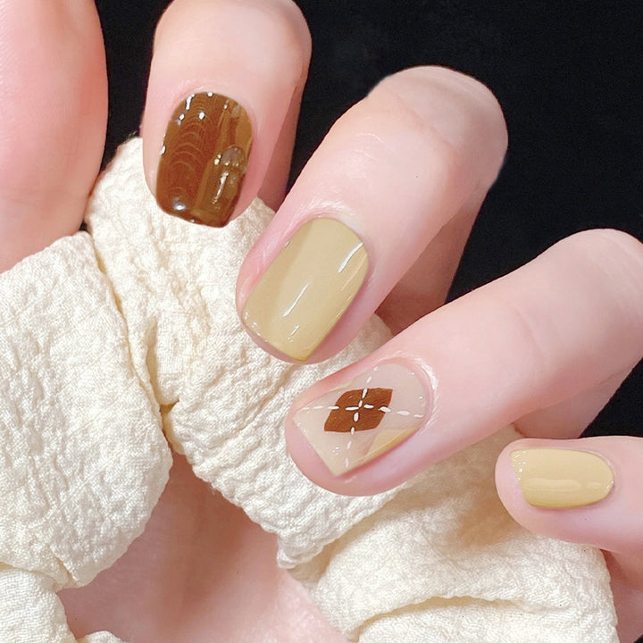 Artful nail extensions with an elegant leaf pattern Bowlift