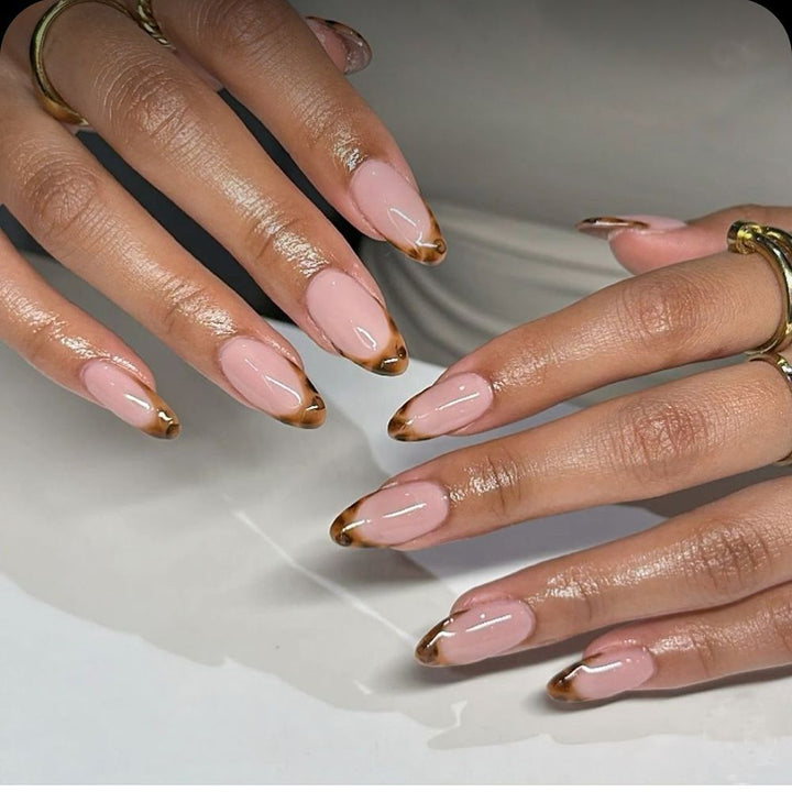 Stylish Press-On Nail Set with Shimmering Finish Bowlift