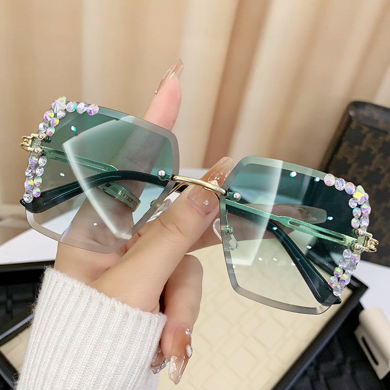 Ladies sunglasses with extravagant rhinestone frame Bowlift