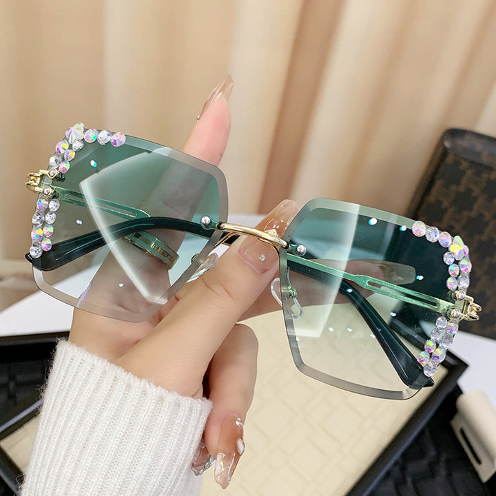 Ladies sunglasses with extravagant rhinestone frame Bowlift